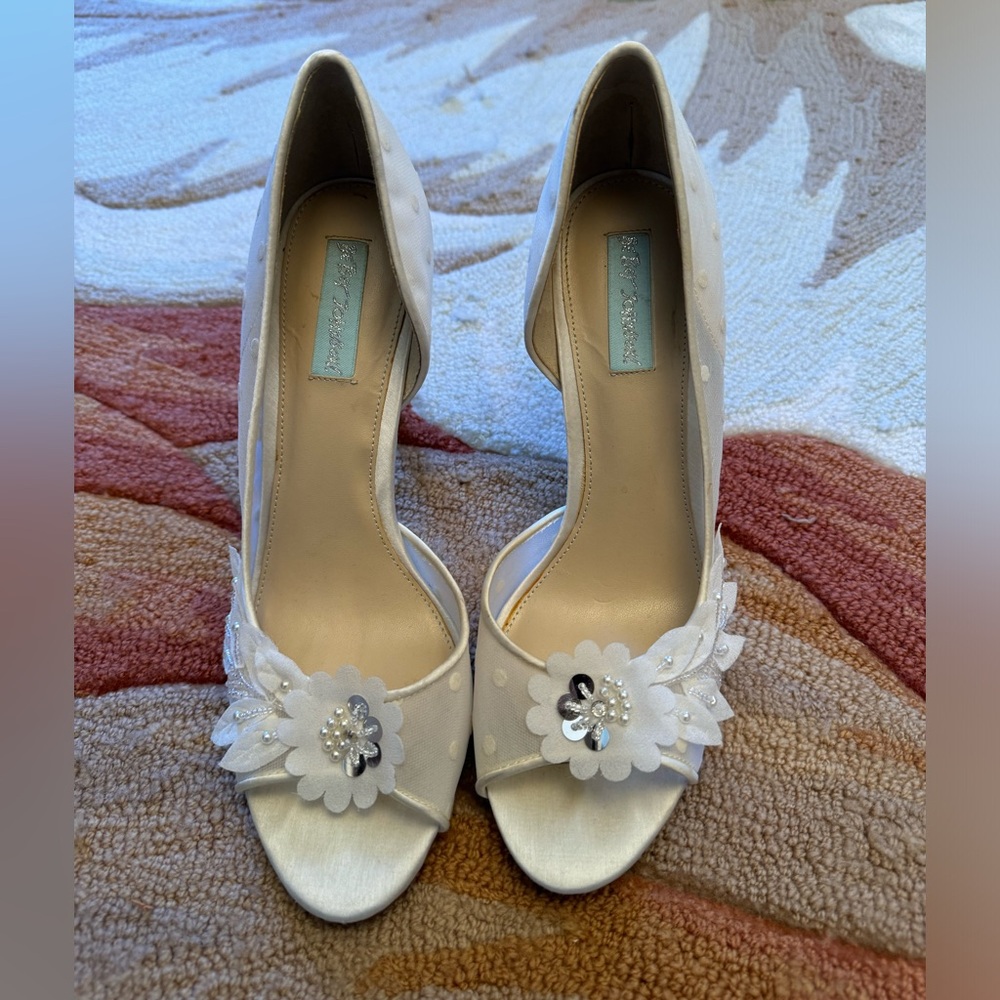 Vintage Betsey-Johnson White floral heels